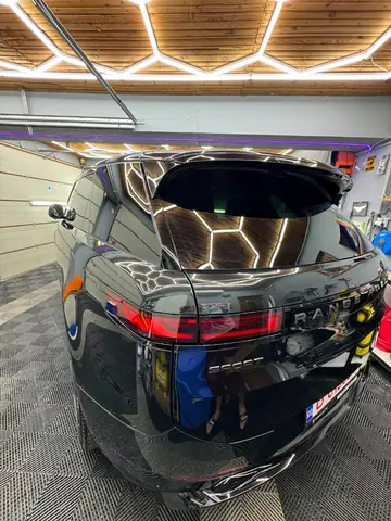 Folie PPF auto gloss, suprafață fără defecte vizibile, luciu de oglindă — lucrare 10 Criss Wrap.